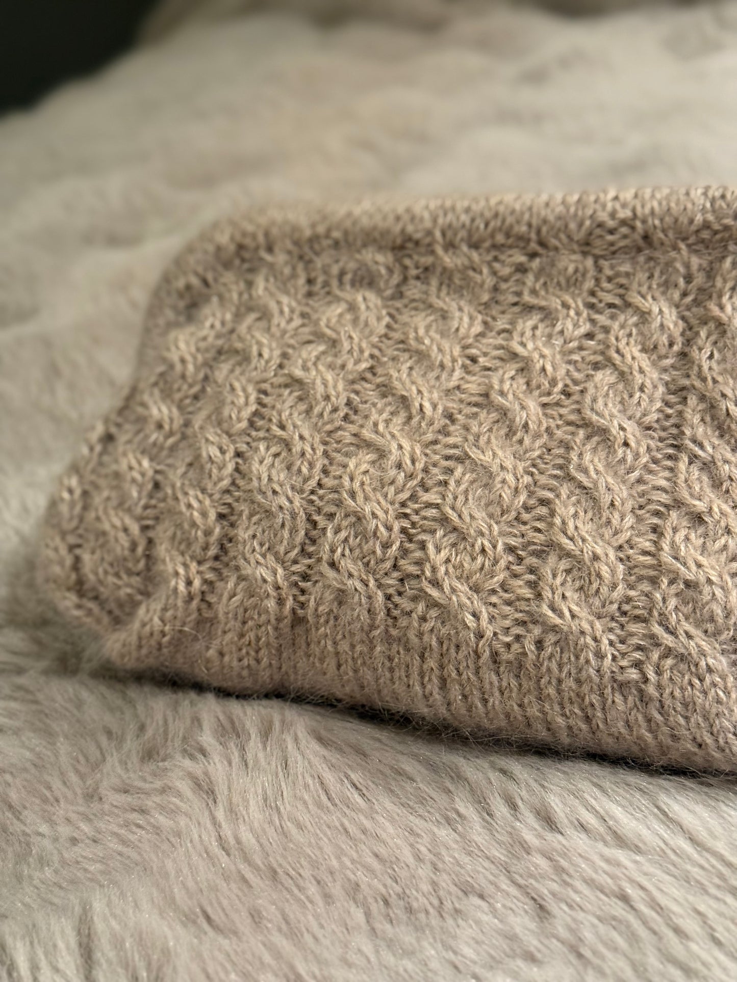 Knitted clutch