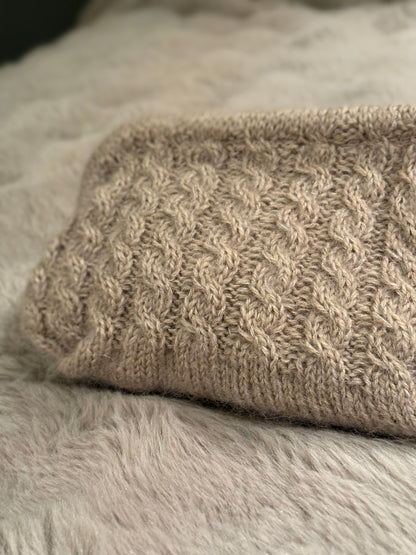 Knitted clutch