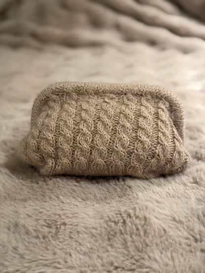 Knitted clutch